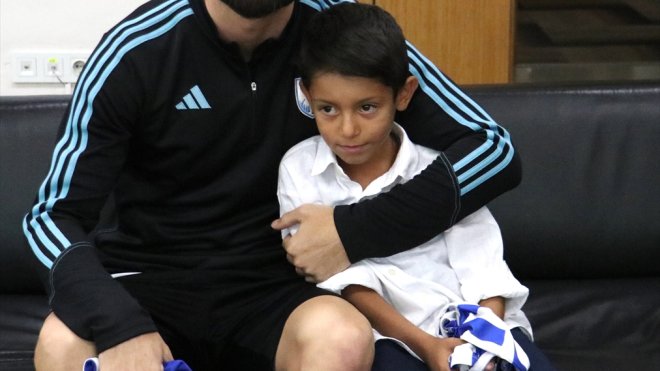 Erzurumspor FK'li minik taraftarın Eren Tozlu sevgisi karşılıksız kalmadı