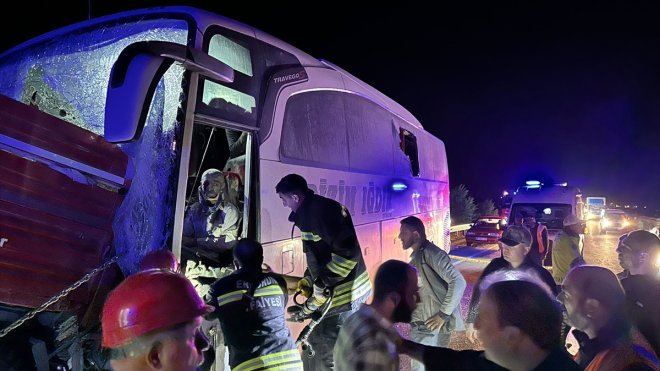 Erzurum'da yolcu otobüsü traktöre çarptı, ilk belirlemelere göre 7 kişi yaralandı