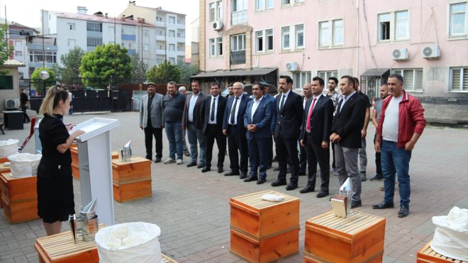 Güroymak'ta bal üreticilerine ekipman desteği verildi