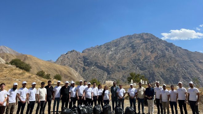 Hakkari'de AK Parti Gençlik Kollarınca çevre temizliği etkinliği düzenlendi