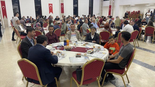 Hakkari'de gaziler ve şehit ailelerinin onuruna yemek verildi
