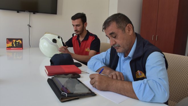 Hakkari'de "eğitim aşığı" anne ve babanın 7 çocuğundan 4'ü üniversiteli oldu