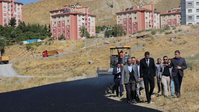 Hakkari'de engelli kızın ailesinin talebi üzerine evinin önündeki yol asfaltlandı