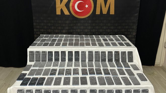Hakkari'de gümrük kaçağı akaryakıt ve cep telefonu ele geçirildi