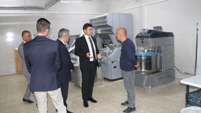Hakkari Milli Eğitim Yılmaz, ekmek üretimi yapılan liseyi ziyaret etti