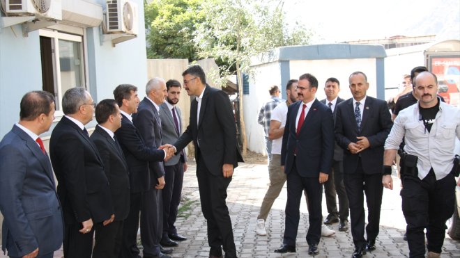 Hakkari Valisi Çelik Şemdinli'de ziyaretlerde bulundu