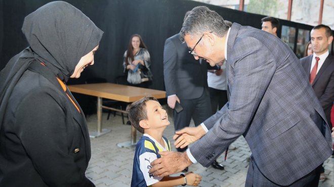 Hakkari Valisi Çelik, yaşam merkezini ziyaret etti