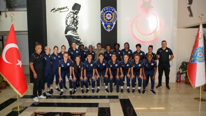 Hakkarigücü Kadın Futbol Takımı, Emniyet Müdürü Yılmaz'ı ziyaret etti