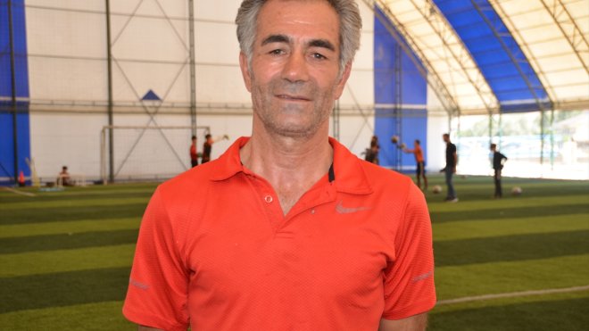 Hakkarili eski futbolcu çalıştığı kurumdan emekli olarak antrenörlüğe başladı