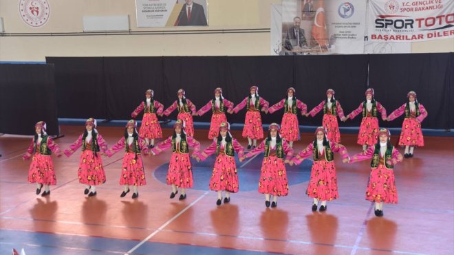 Bitlis'te halk oyunları bölge yarışması yapıldı