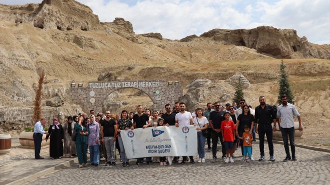 Iğdır'a atanan öğretmenler için Gökkuşağı Tepeleri ve Tuz Dağı gezisi