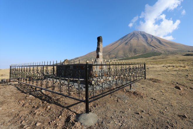 bulundu şehit incelenerek askerin - arşivi IĞDIR mezarı olan Ağrı Dağı