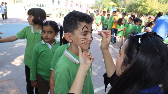 IĞDIR - Gönüllü gençler okul, hastane, köy demeden çocukları sevindiriyor1