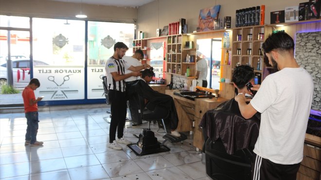 Karlıovalı berber engelli ve yaşlıları ücretsiz tıraş ediyor