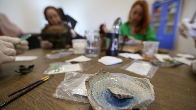 Ani'deki kazılarda bulunan tarihi eserler kadın eliyle restore ediliyor