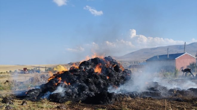 Kars'ta ateşle oynayan çocuklar 20 ton ot balyasının yanmasına yol açtı