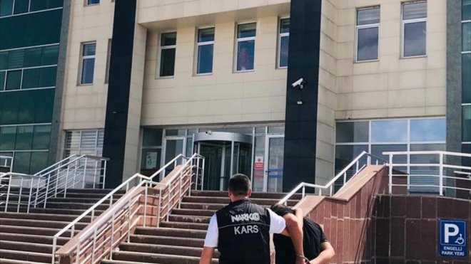 KARS - Ayakkabı tabanına saklanmış uyuşturucuyla yakalanan şüpheli tutuklandı1