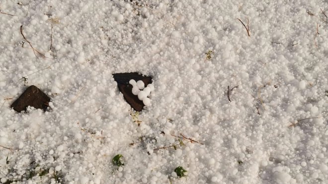 Kars'ta ceviz büyüklüğünde dolu yağdı