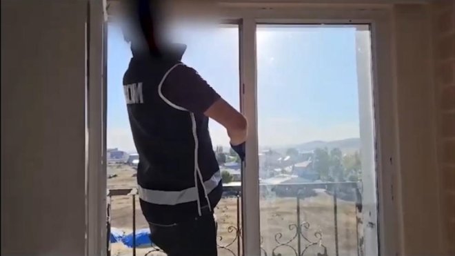 Kars'ta pencere çerçevesine gizlenmiş ruhsatsız tabancalar ele geçirildi