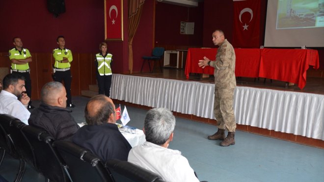 Kars'ta okul servisi sürücülerine seminer düzenledi