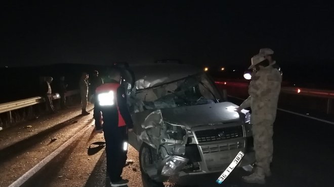 Kars'ta otomobilin traktöre çarptığı kazada 2 kişi yaralandı