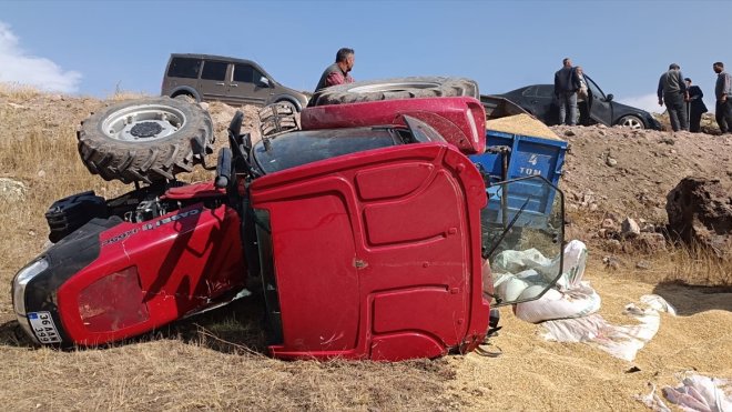 Kars'ta tahıl yüklü traktör devrildi, 2 kişi yaralandı