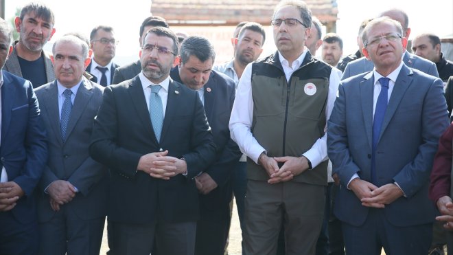 Kars'ta üreticilere buzağı ölümlerini engellemek için "ağız sütü" dağıtıldı