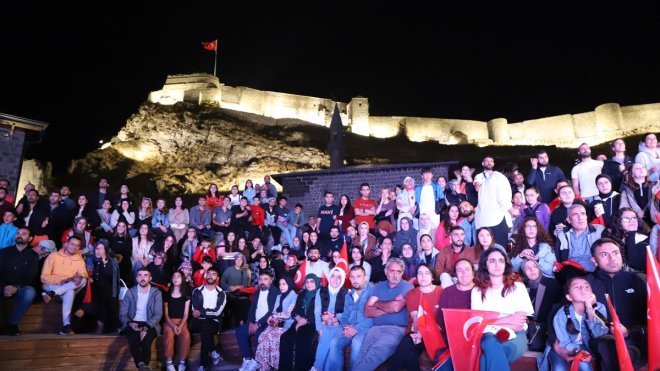 Kars'ta vatandaşlar, Türkiye-Sırbistan final maçını Kars Kalesi eteklerinde izledi