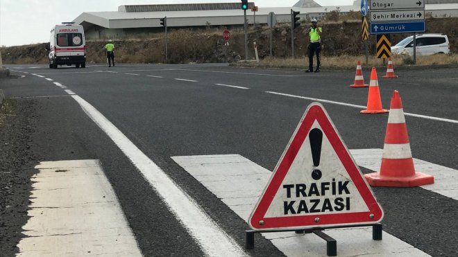 KARS - Tomruk yüklü tırın devrilmesi sonucu Kars-Erzurum kara yolu ulaşıma kapandı1