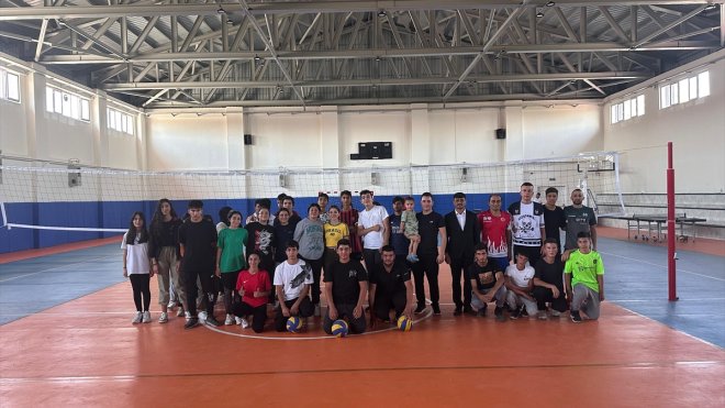 Kaymakam Karataş, öğrencilerle voleybol oynadı1