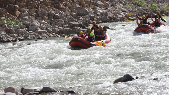 Kaymakam Kumcu, sporcularla Zap Suyu'nda rafting yaptı