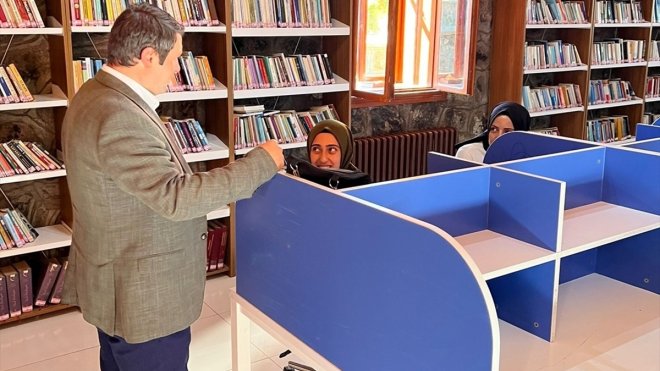 Kaymakam Oğuzhan Ocak, kütüphaneyi ziyaret etti