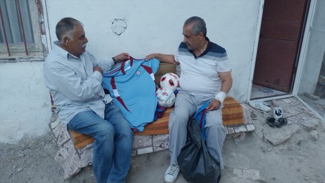 Keban'da gençlere top ve forma desteği