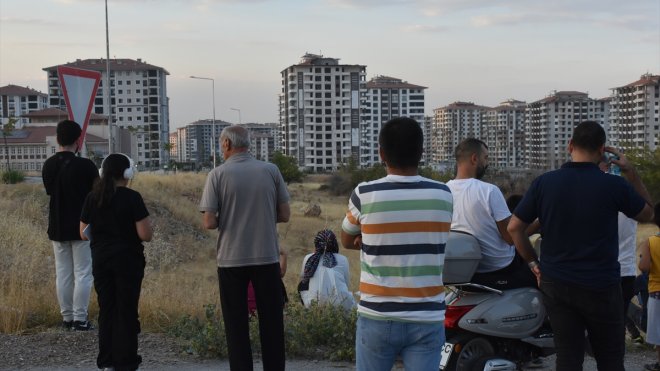 Malatya'da 13 katlı ağır hasarlı bina, patlayıcı kullanılarak yıkıldı