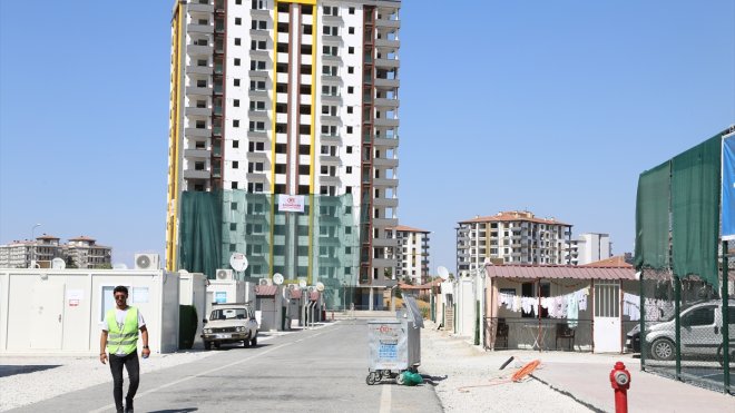 Malatya'da ağır hasarlı bina patlayıcıyla yıkıldı