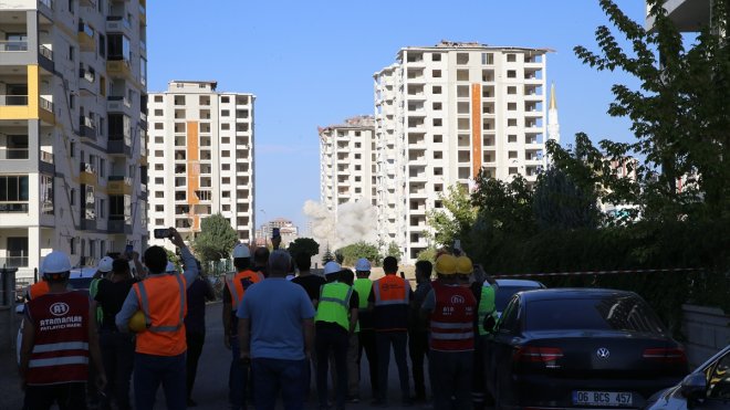 MALATYA - Ağır hasarlı binalar patlayıcı kullanarak yıkıldı (2)1