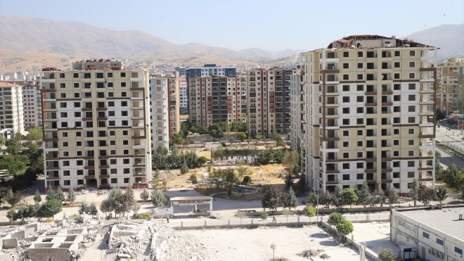 Malatya'da ağır hasarlı 2 bina patlayıcı yardımıyla yıkıldı