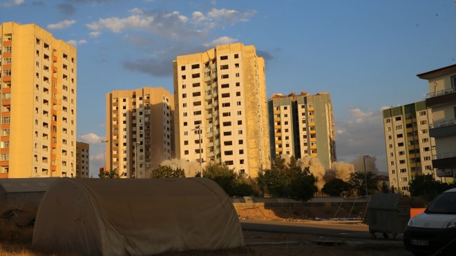 Malatya'da ağır hasarlı 2 bina patlayıcıyla yıkıldı