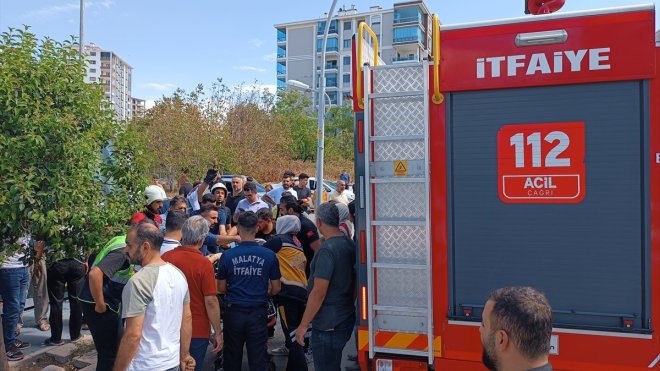 Malatya'da konteynere giren otomobilin sürücüsü yaralandı