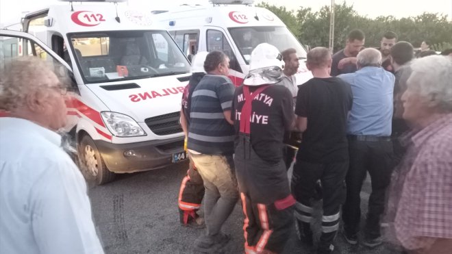 Malatya'da otomobille kamyonet çarpıştı, 5 kişi yaralandı