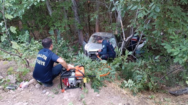 Malatya'da şarampole devrilen otomobildeki 2 kişi yaralandı