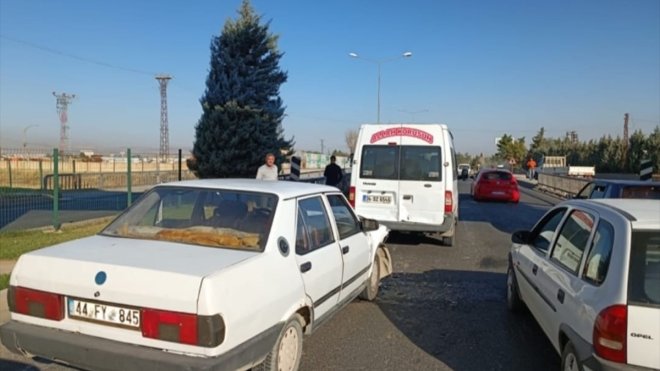 Malatya'da zincirleme trafik kazasında 5 kişi yaralandı