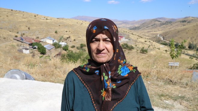 Deprem sonrası "ölü" olarak kayıtlara geçen kadın yaşadığını ispatlamaya çalışıyor