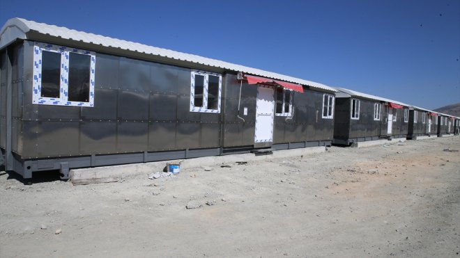 Eski vagonlar depremzede akademisyenlere ev oldu