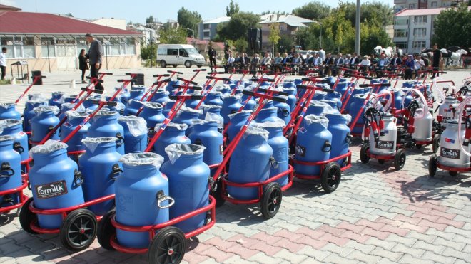 Bulanık'ta çiftçilere ekipman desteği verildi