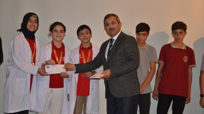 Muş'ta çeşitli etkinliklerde dereceye giren öğrencilere ödülleri verildi