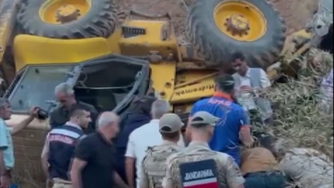 Muş'ta devrilen kepçede sıkışan operatör ekiplerce çıkarıldı