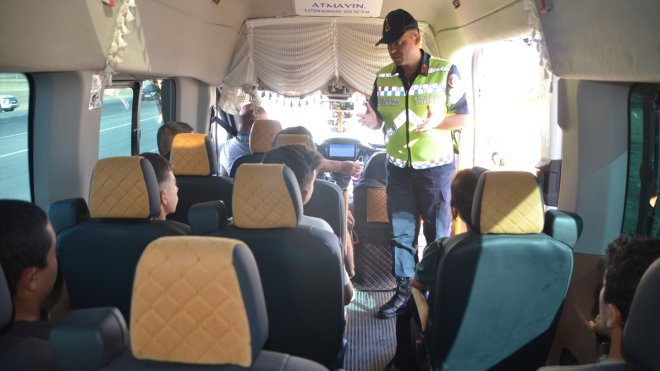 Muş'ta jandarma ekipleri okul servislerini denetledi