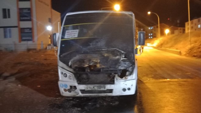 Muş'ta minibüste çıkan yangın söndürüldü