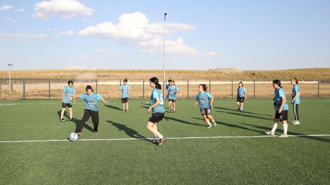 Muşlu kadın futbolcular 2. Lig hedefiyle play-in maçlarına hazırlanıyor